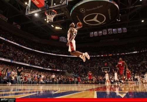 巴萨3-1马竞四分领跑积分榜，拉菲尼亚建功，莱万失点（巴萨3-1击退马竞，以4分优势领跑积分榜，拉菲尼亚破门，莱万罚丢点球）