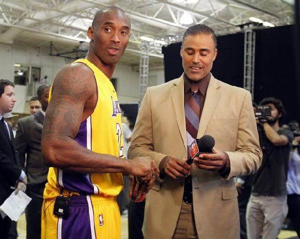 调皮二娃上线，穆勒庆祝夺冠时和25号队友高尔德顶牛假装受伤（穆勒夺冠庆祝与25号高尔德顶牛嬉闹，二娃调皮上演装伤）