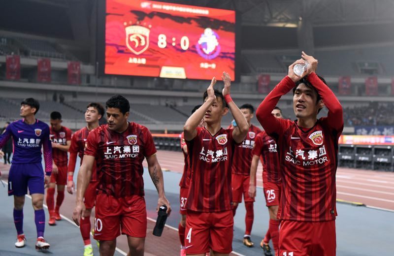 太阳报：英乙球迷在看台上发病，直升机降落在球场里进行急救（英乙看台球迷突发疾病，直升机入场紧急救援）